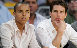Connor Cruise, junto a su padre adoptivo, Tom Cruise.